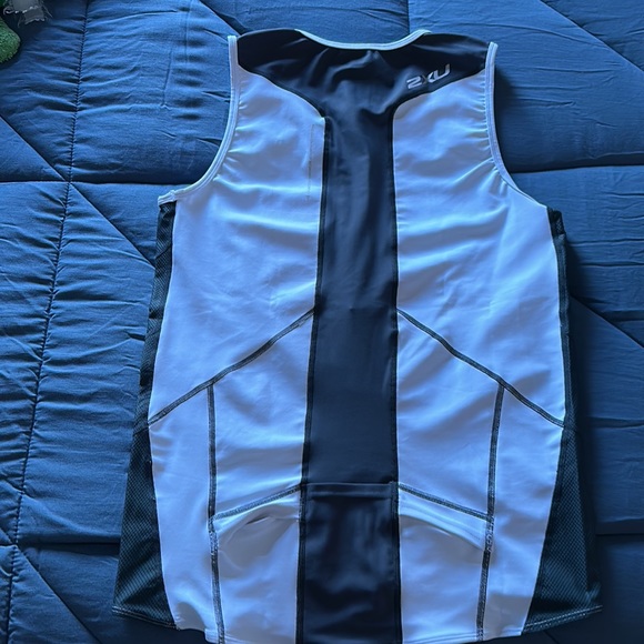 2XU Triathlon Race Top with Rear pockets - Picture 3 of 3